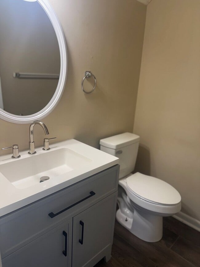 Building Photo - 800 Verdant Dr