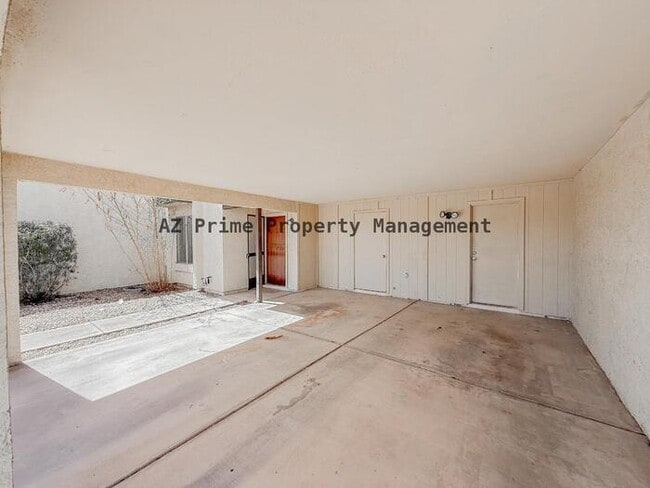 Building Photo - 812 W Duke Dr