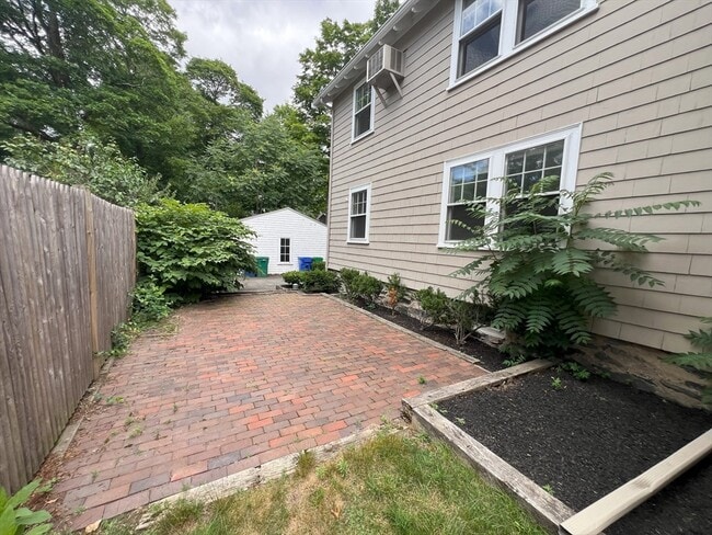 Building Photo - 17-19-19 Maple St