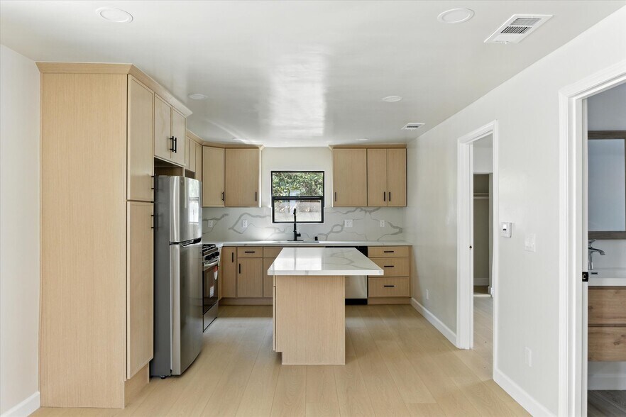 Building Photo - 1170 N Wilton Pl