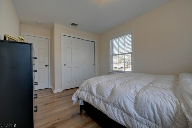 Building Photo - 31 Ashwood Ave