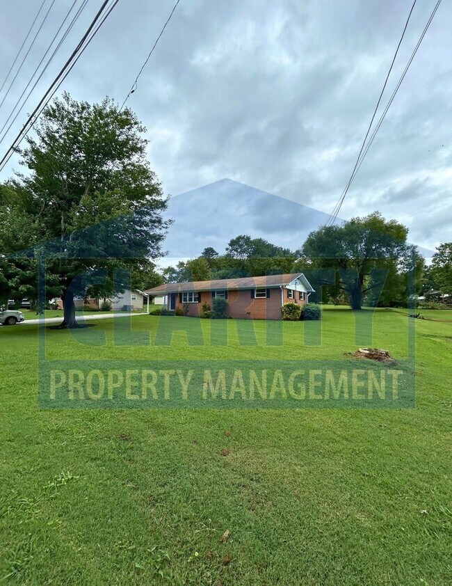 Building Photo - Updated ranch-style home in great neighbor...