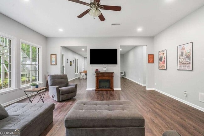 Building Photo - 882 Hallbrook Ln