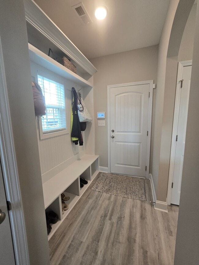 Building Photo - NEW LISTING!!!!!