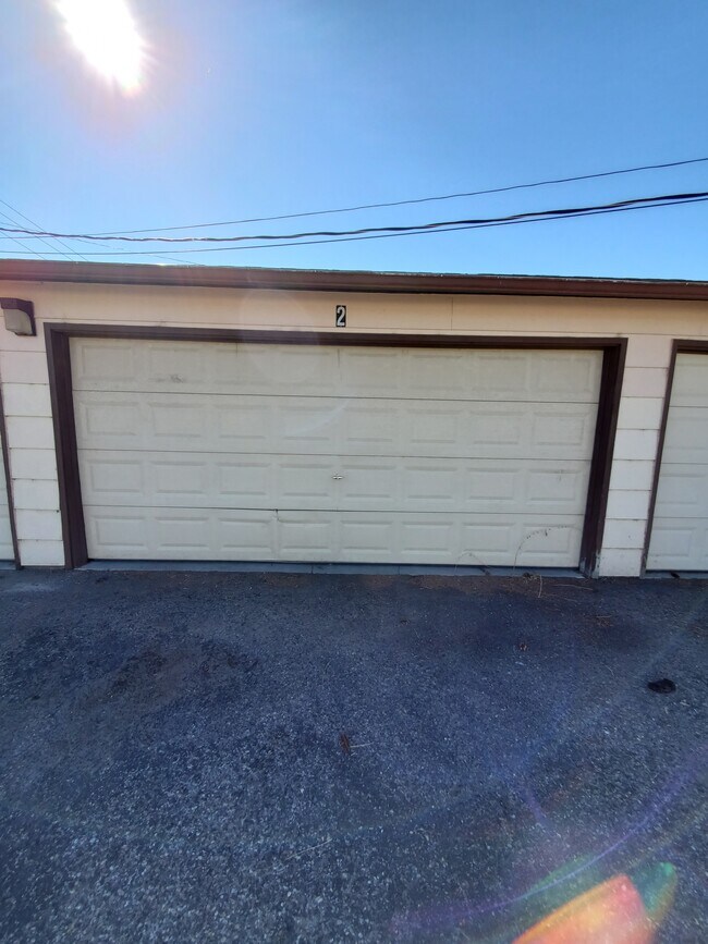 Building Photo - 472 Hansen Ave