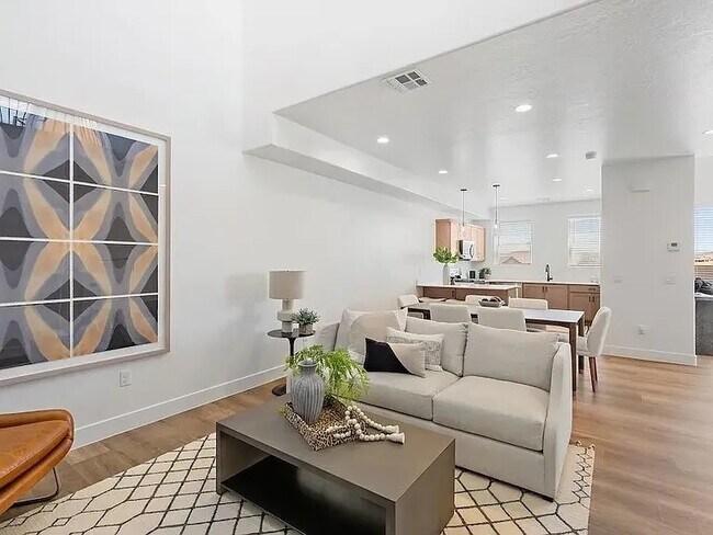 Building Photo - 2065 S Grandiflora Rd