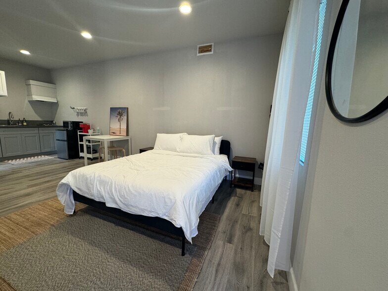 Building Photo - 5827 Rose Ave