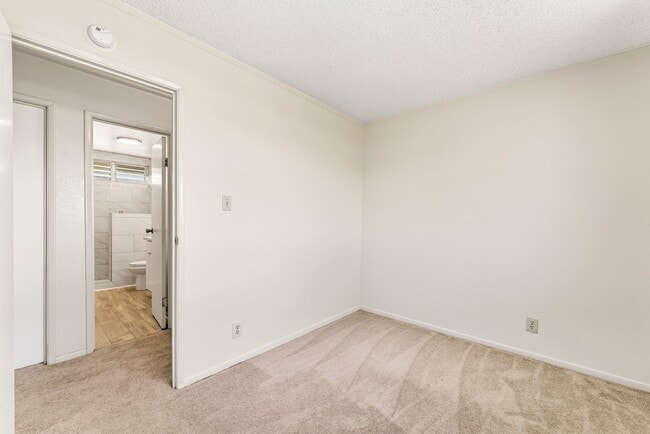 Building Photo - Waiau Gardens Kai Townhouse with 3 bedrooms / 1.5 bathrooms / 2 assigned parking stalls