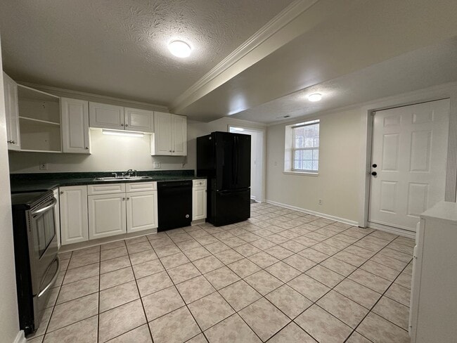 Building Photo - Freshly Updated 4 Bedroom Lower-Level Unit in Oak Ridge – Spacious & Move-In Ready