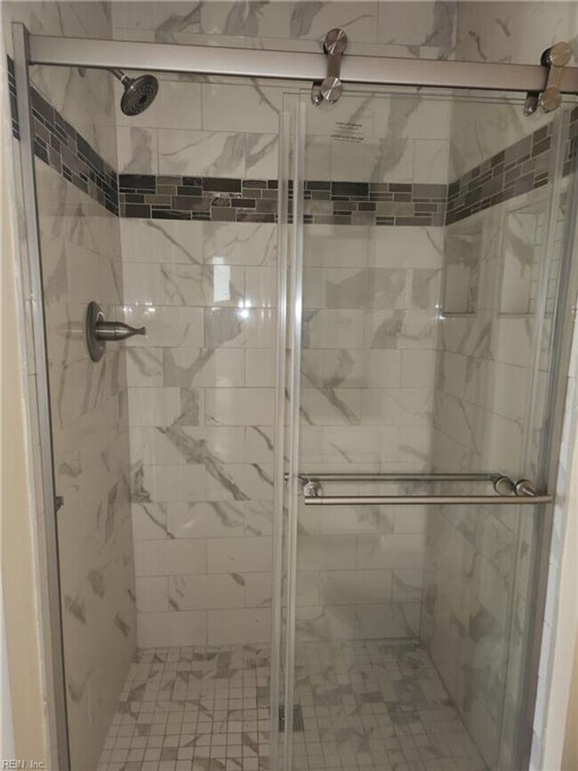 Building Photo - Newly Renovated Condo in Salem