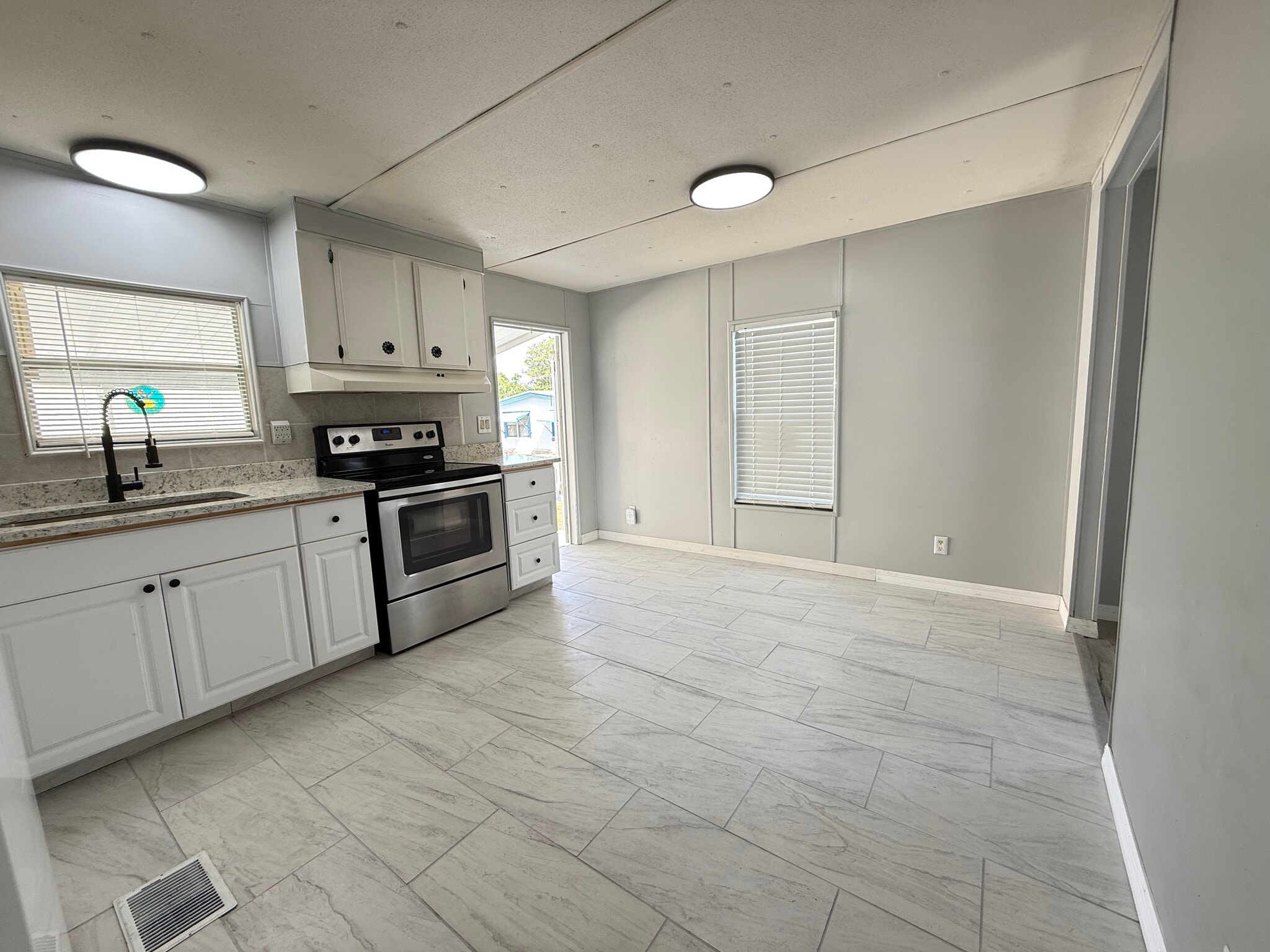 Building Photo - 256 Queen Mary Loop