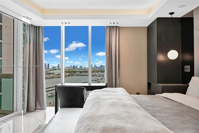 Building Photo - 1000 South Pointe Dr