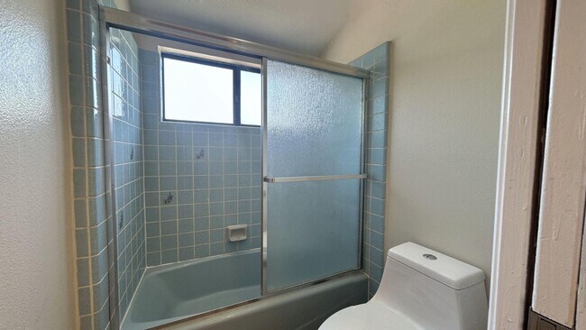 Building Photo - Custom Built 5 Bedroom 3 Bathroom Home in ...