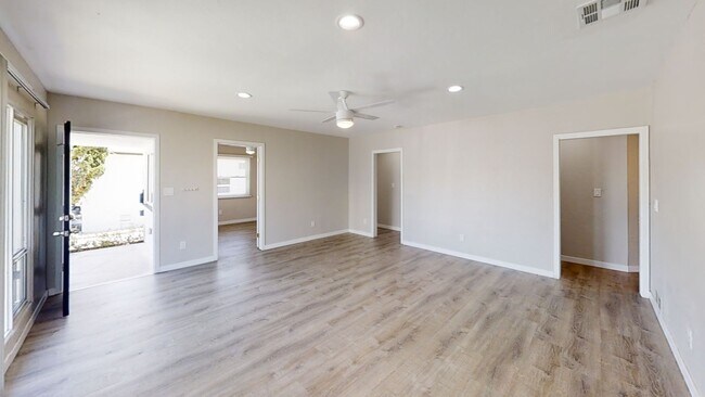 Building Photo - 5577 Mary Ln Dr