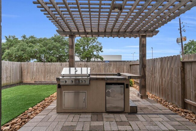 Building Photo - 5713 Pampero Ln