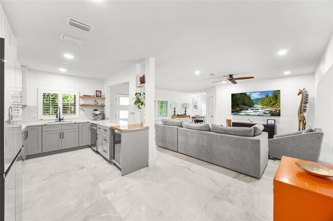 Building Photo - 2520 Yacht Club Blvd