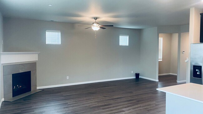Building Photo - 5 Bedrooms and an Office Space!