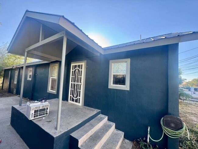 Building Photo - 915 Rosario St