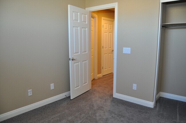 Building Photo - Fabulous 3 bedroom home in gated community!