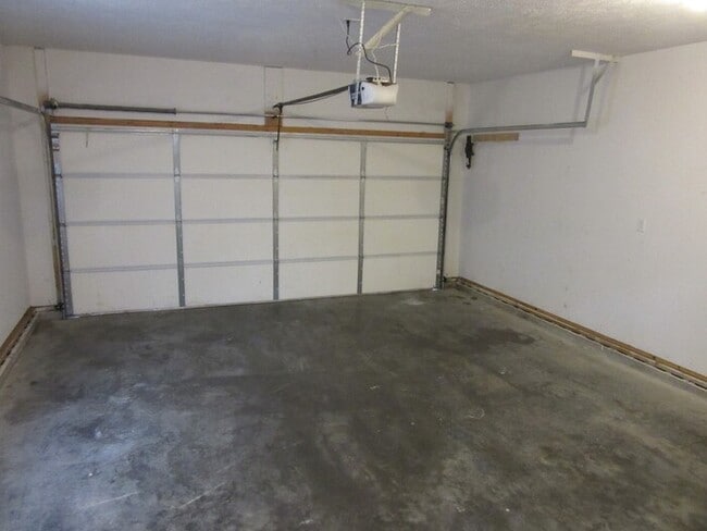 Building Photo - 50% Off The Security Deposit for Qualified Applicants On This Large 5 Bedroom, 2 Bathroom Eastsid...