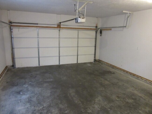 Building Photo - Large 5 Bedroom, 2 Bathroom Eastside Home - Pets Welcome*