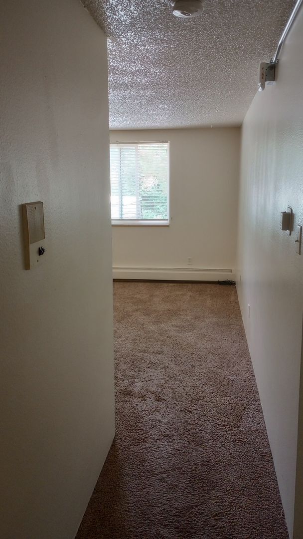 Building Photo - Great location off Leetsdale/Parker and Florida with lots of amenities such as AC, pool, hot tub,...