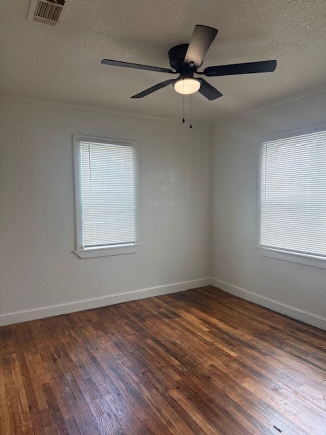 Building Photo - Three Bedroom One Bath