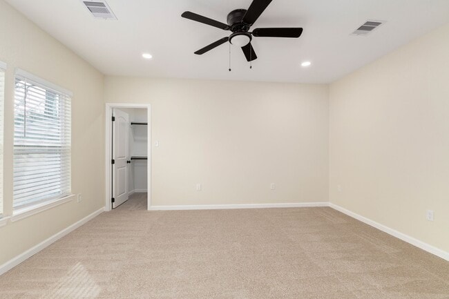 Building Photo - 102 E Val Verde St