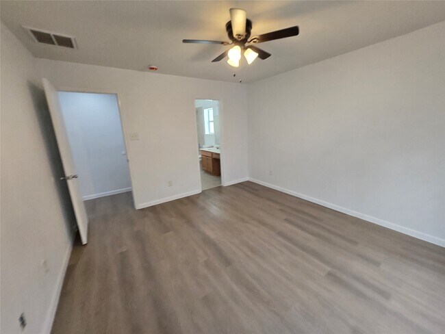 Building Photo - 427 Remington Heights Dr