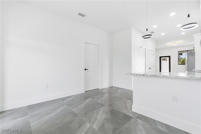 Building Photo - 922 Dobbins St E