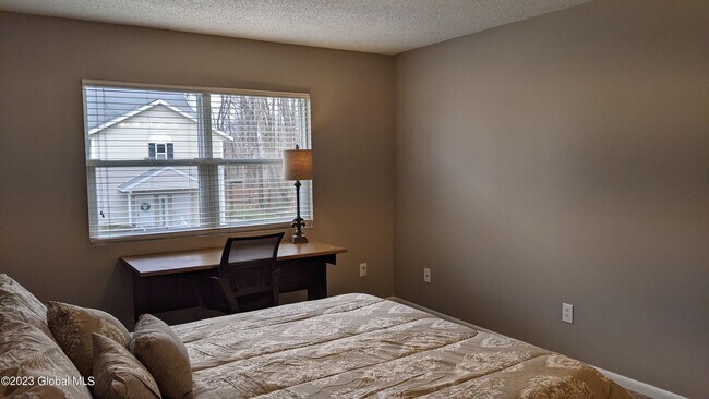 Building Photo - 1006 Greenwich Dr