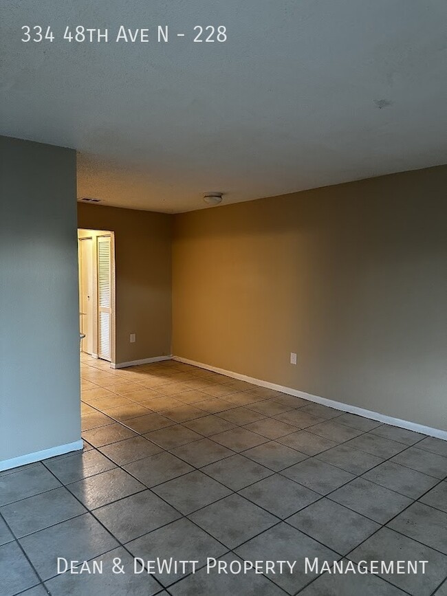 Building Photo - 1/1 Condo in St. Pete - For Rent