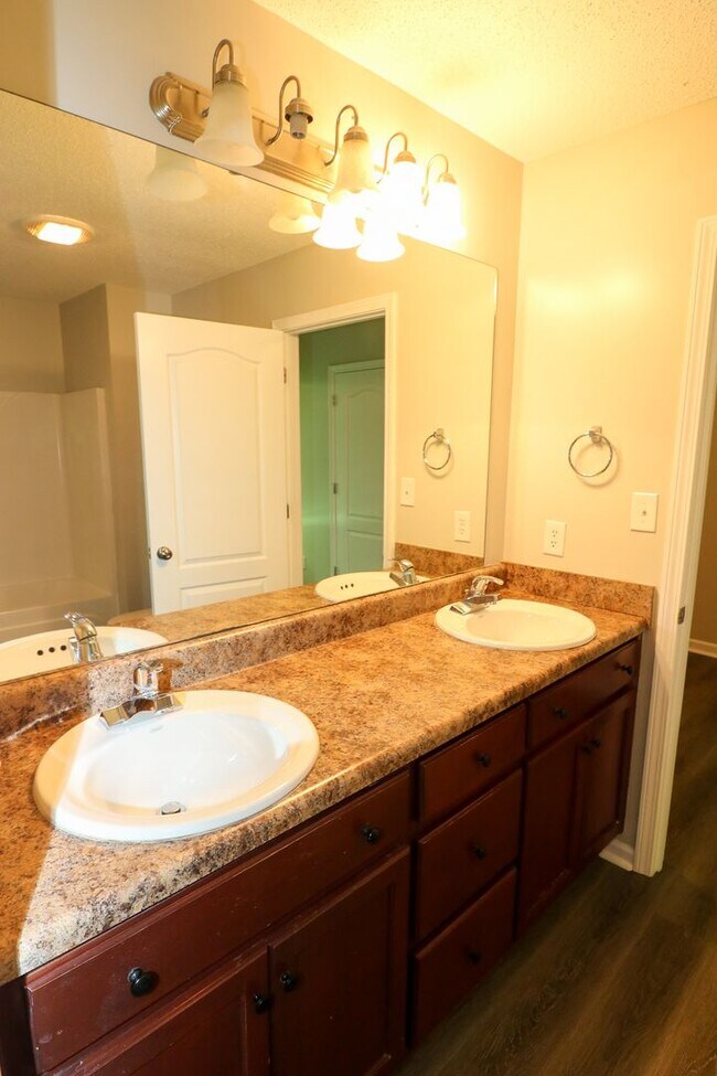 Building Photo - Lincoln Tri-Plex Upstairs Unit