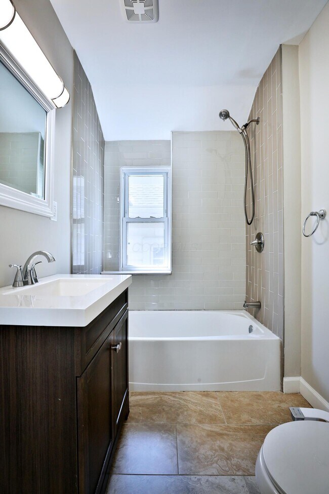 Building Photo - 825 Reinhard Ave