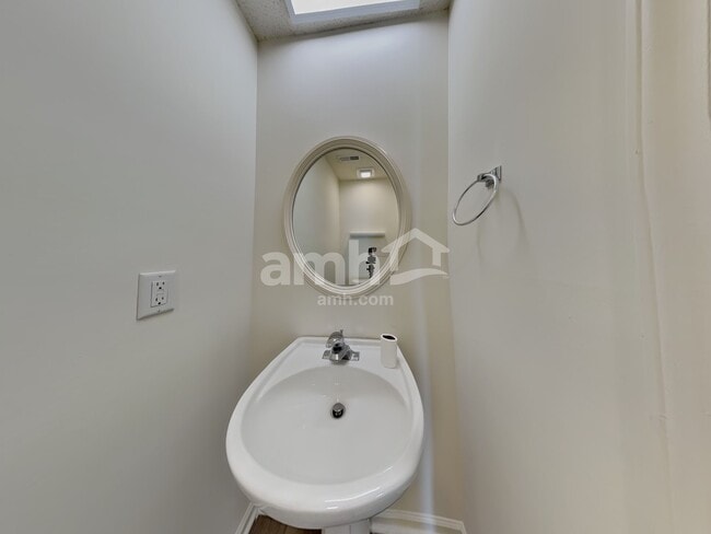 Building Photo - 201 Charlotte Ct