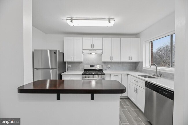 Building Photo - 10607 Weymouth St