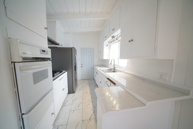 Building Photo - 2461 Palm Dr