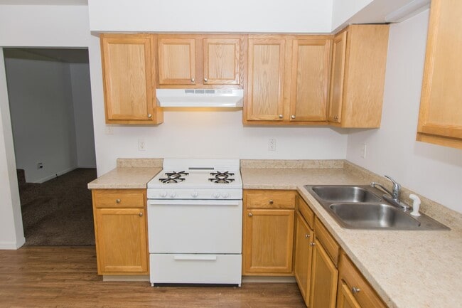 Building Photo - Spacious 2 bedroom / 1 bathroom Duplex for...