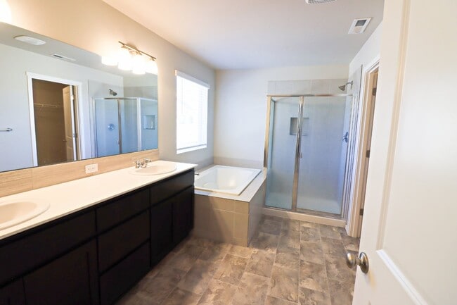 Building Photo - 3/2.5 Home in SE Bend with access to commu...