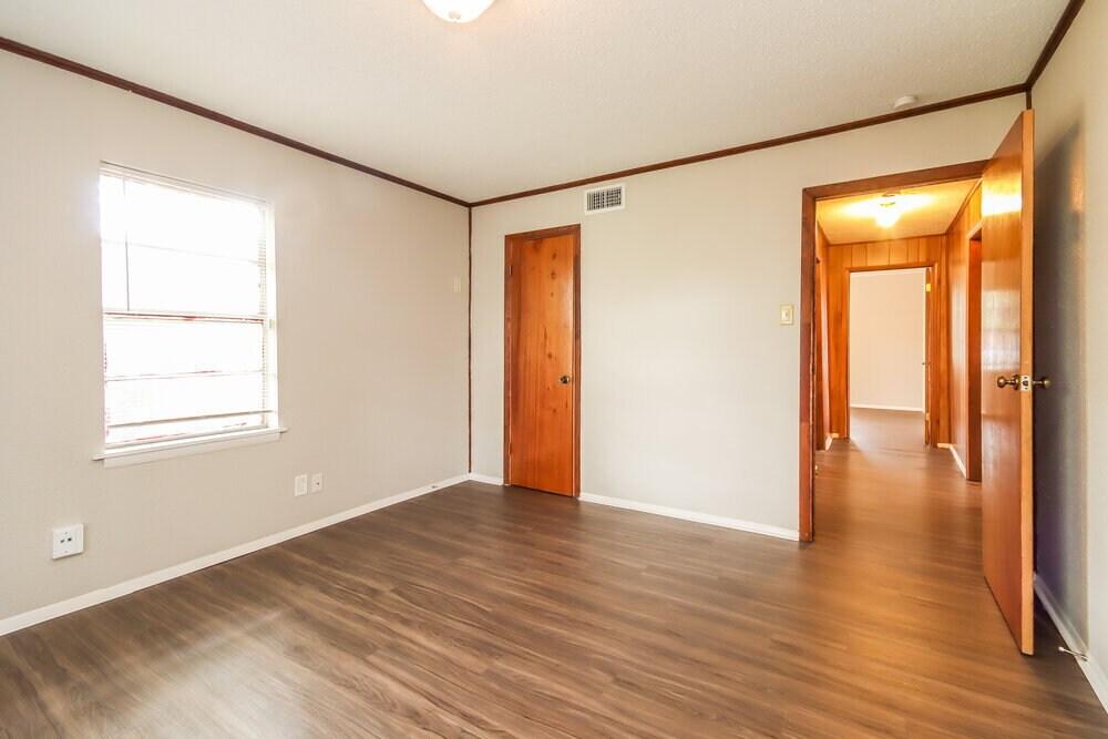 Building Photo - 901 Westmont Dr