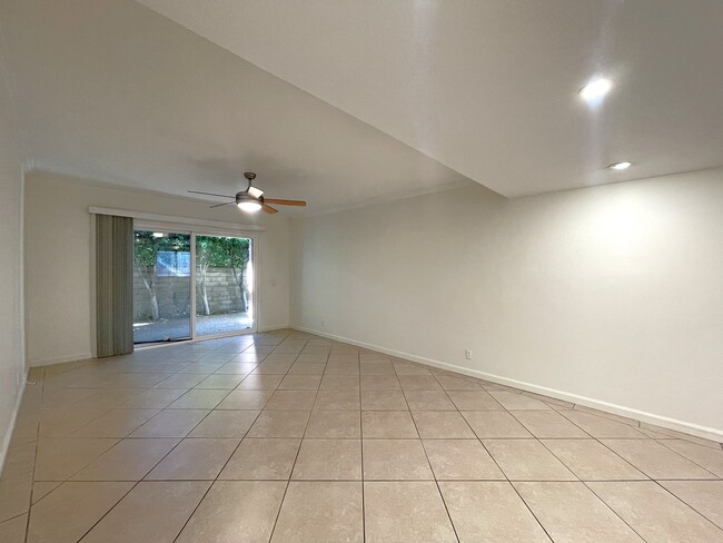 Building Photo - AVAILABLE NOW! 2 Bed 2 Bath Condo in Palm ...