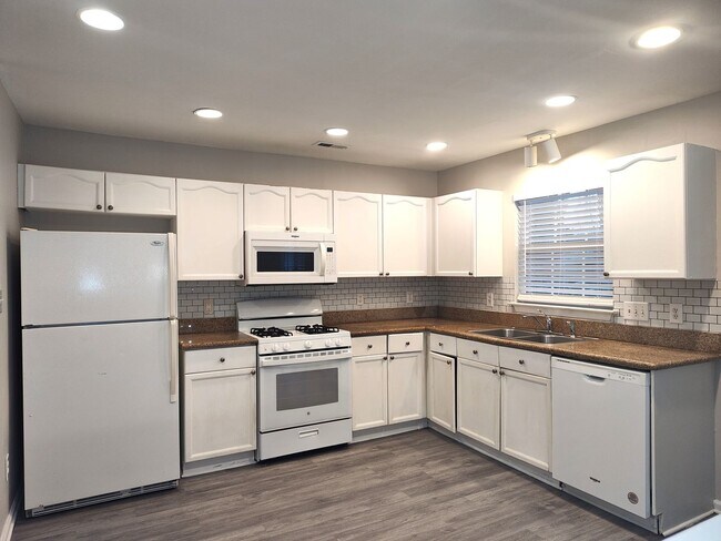 Building Photo - Pristine, 4 bed, 2.5 bath Home Located in the Southbridge Forest Community!