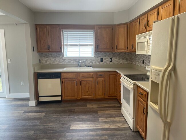 Building Photo - Great Location and No Lawn Work!