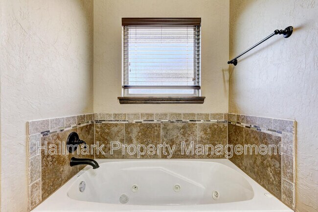 Building Photo - 508 Whispering Oaks Blvd