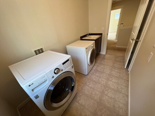 Building Photo - Spacious 5-Bed, 2.5-Bath Single-Family Home in Redmond