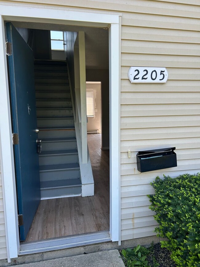 Building Photo - 2205 Clarendon Ln