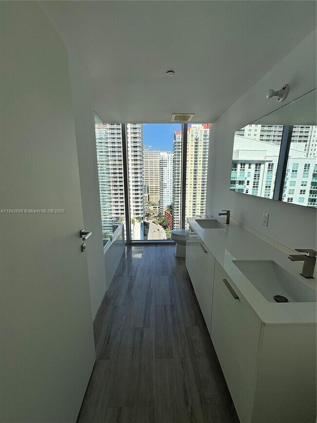 Building Photo - 1300 Brickell Bay Dr