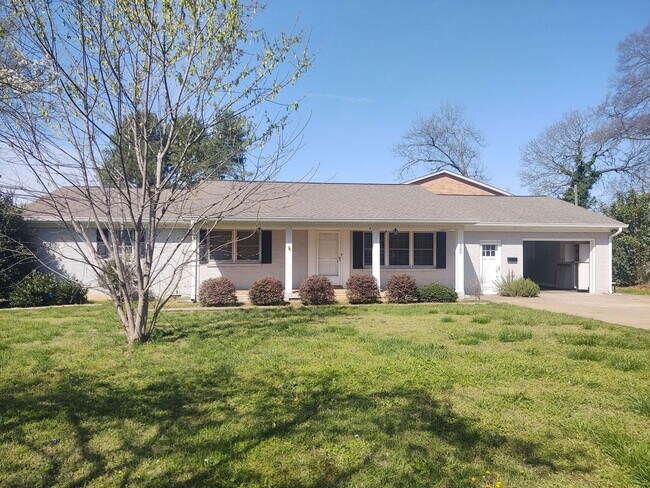 Primary Photo - Large 2 bedroom 2 bathroom house with 1 ca...