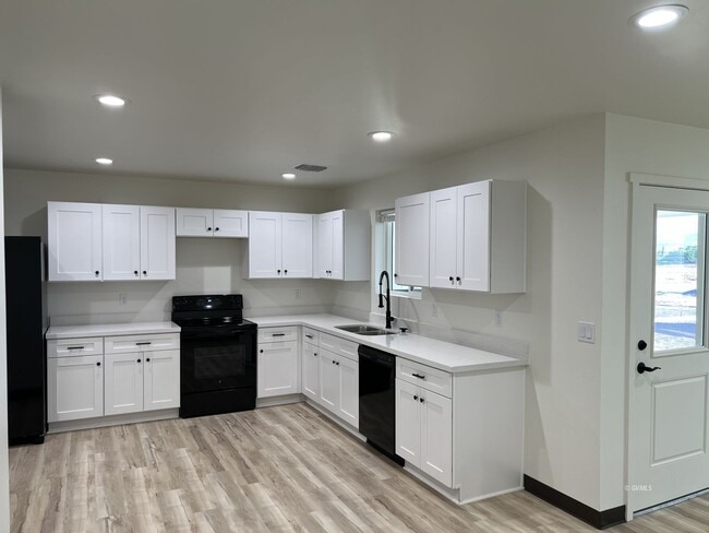 Building Photo - 172 Plex Cir