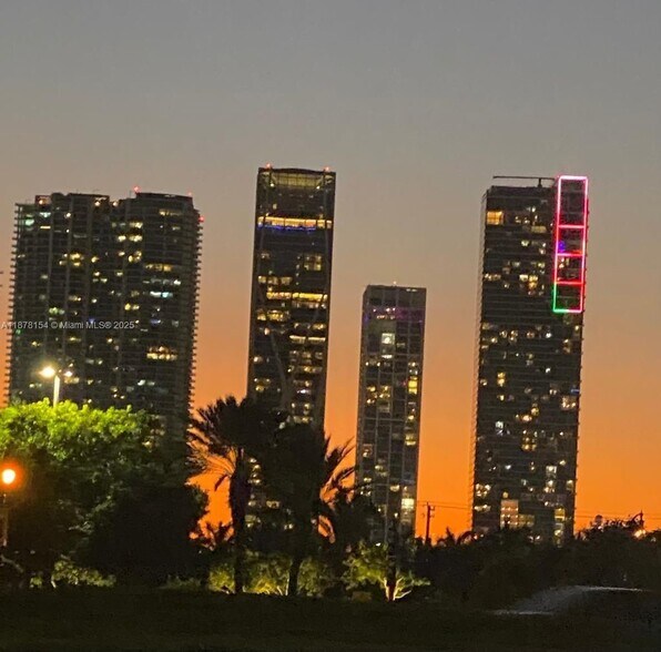 Building Photo - 1100 Biscayne Blvd